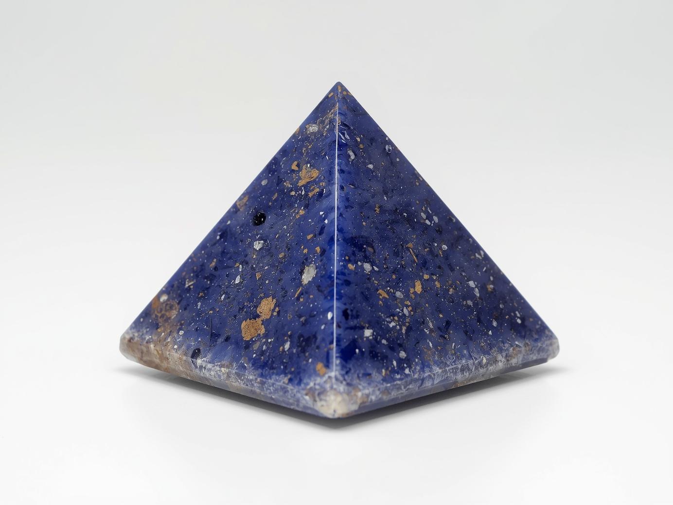 Lapis_Lazuli_Crystal_Pyramid